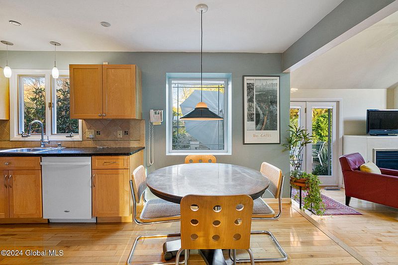 3rd image of 16 Woodridge Road