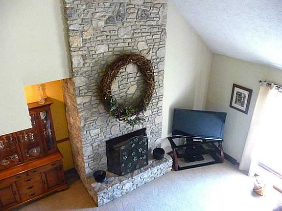 4th image of 219 Swan Ct