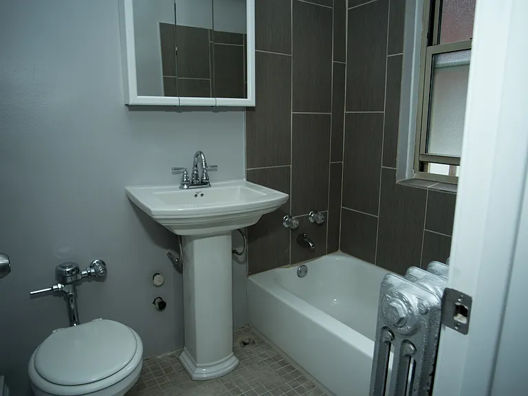 5737 N Kenmore Edgewater Apartments — Photo 26