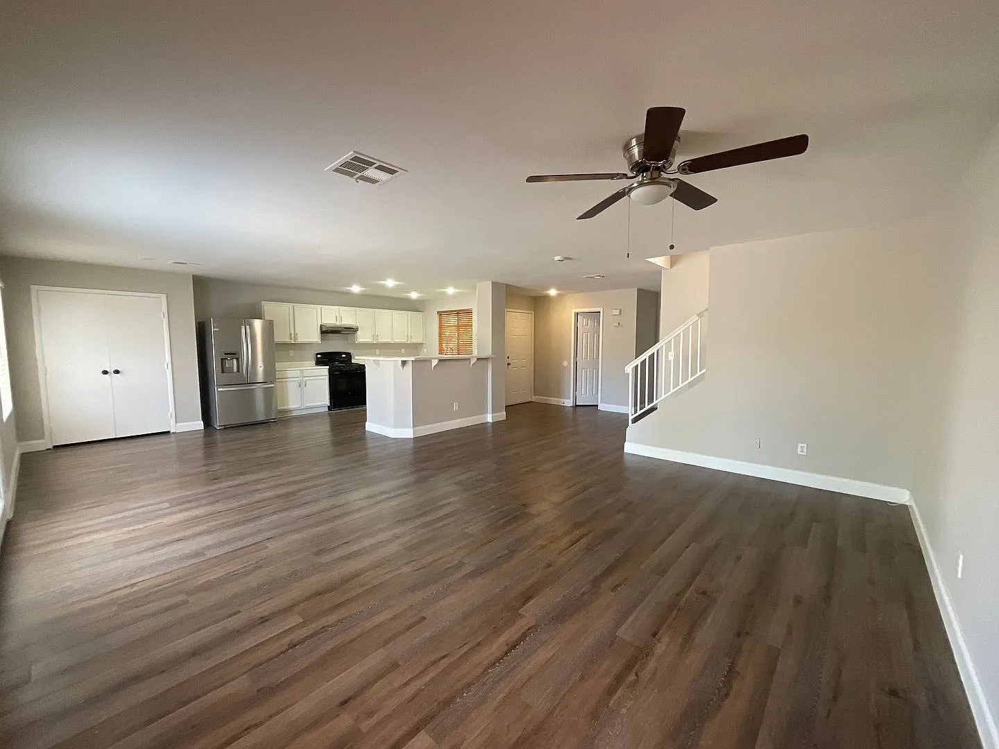 Great 1 home, 3brs, 2bth, 2cg — Photo 3