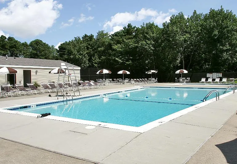 Pool & Sun Deck