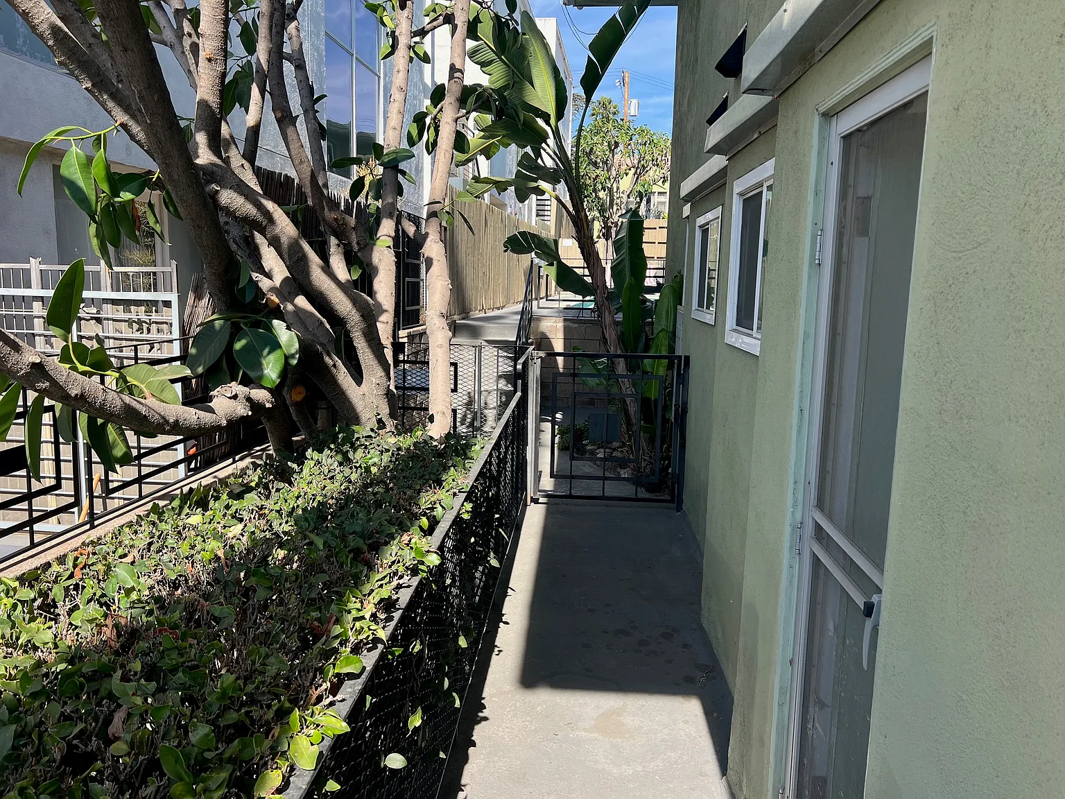 3335 Rowena Ave — Photo 3