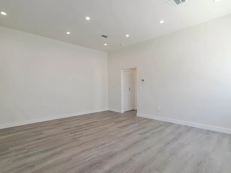 10656 Nassau Ave — Photo 5