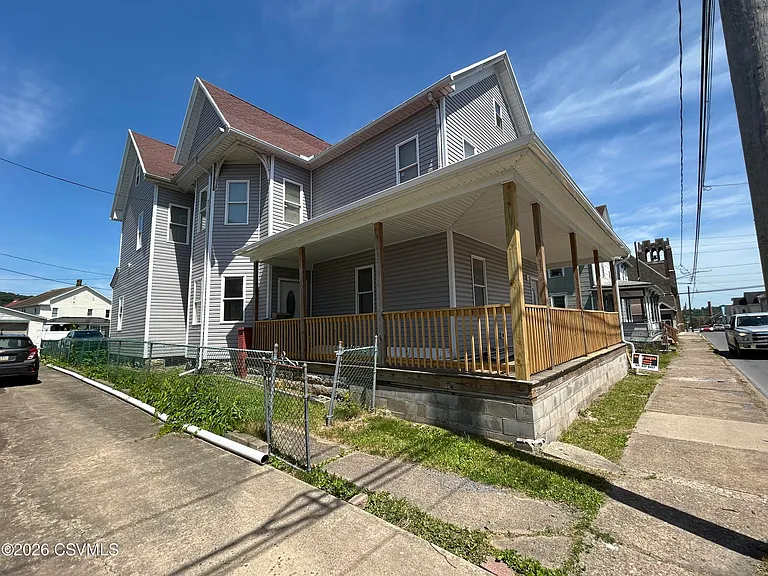 940 Reagan St — Photo 2