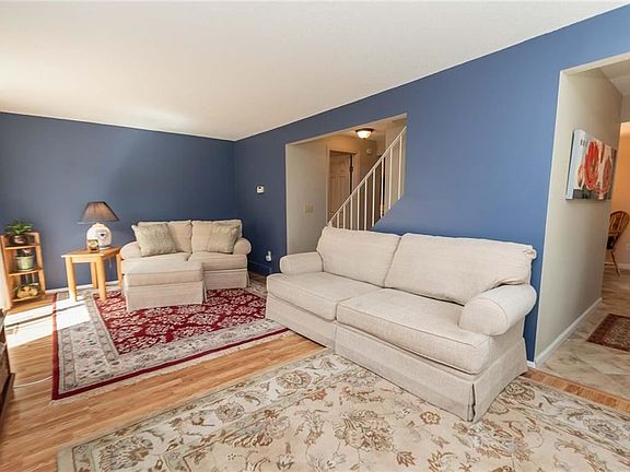 5th image of 16 Rockhurst Dr