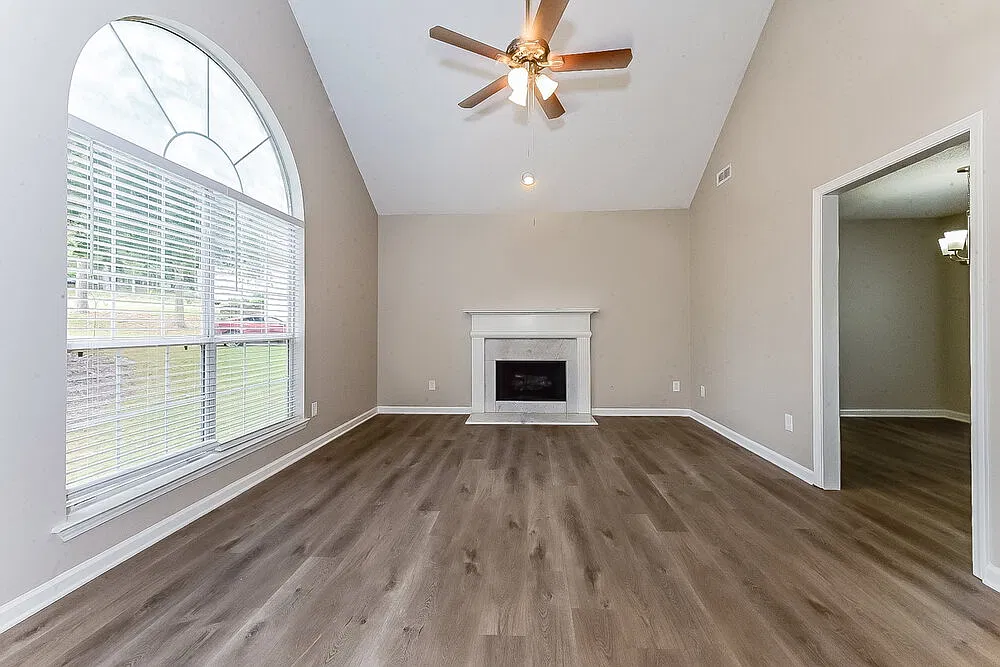 3 bed, 2.0 bath, 1589 sqft, $2,090 — Photo 4