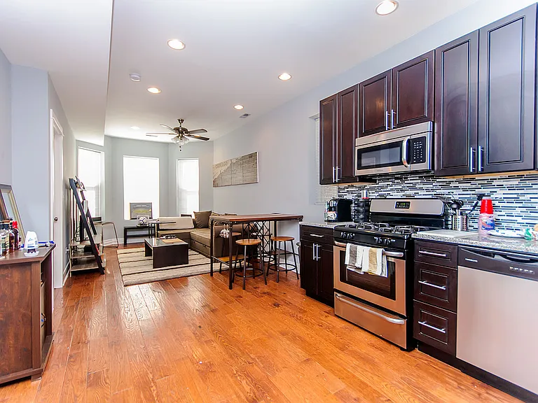 2342 W Augusta Blvd #2F — Photo 2