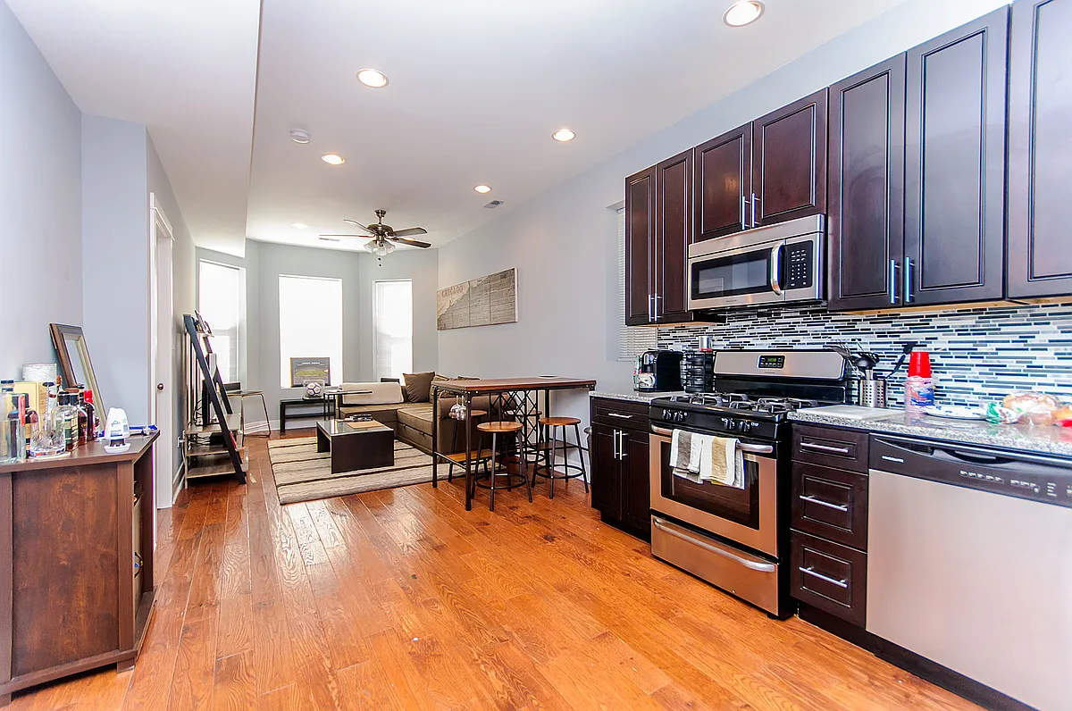 Building Photo - 2342 W Augusta Blvd #2F