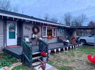 315 N 3rd St, Chetopa, KS 67336