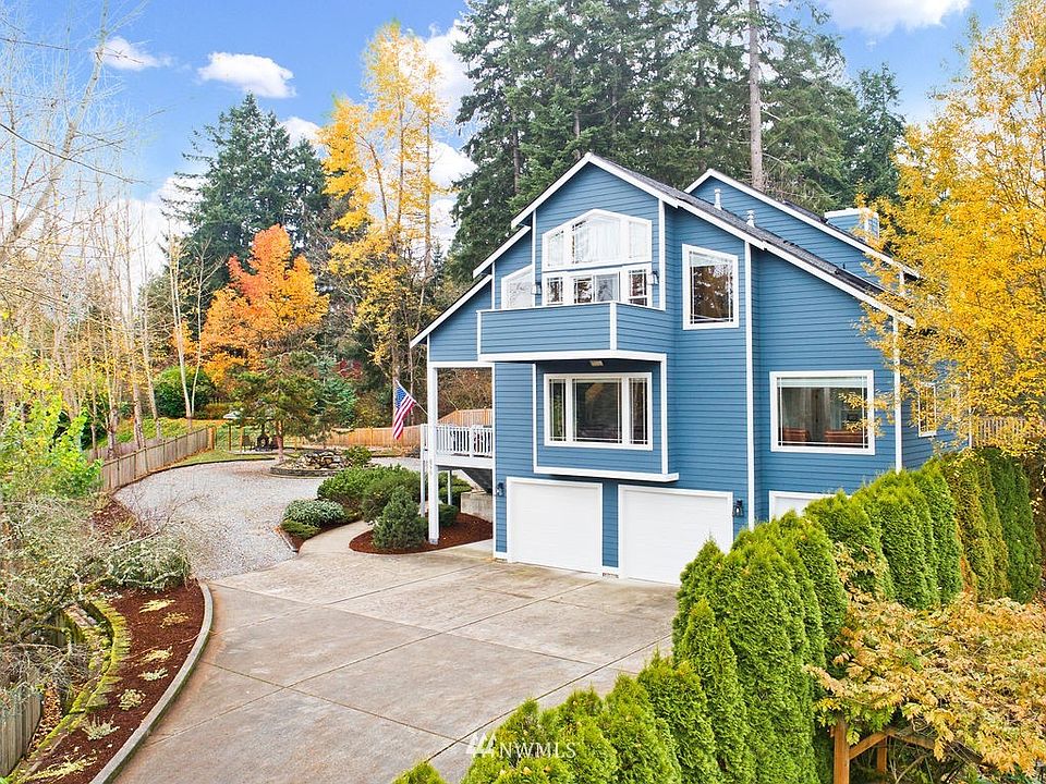 3500 sq ft on private 14,000sq ft lot with three car garage!
