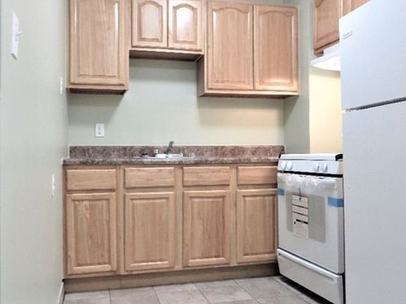 3rd image of 815 27th Ave APT 304