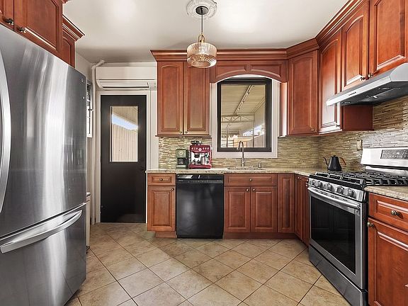 3rd image of 570 19th St
