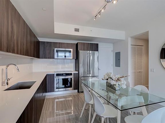 4th image of 2960 NE 207th St Unit 1015