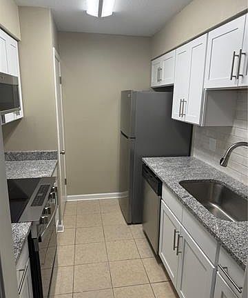 3rd image of 588 Oak Ave