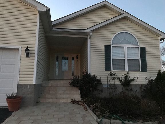 3rd image of 906 Park Hills Ct