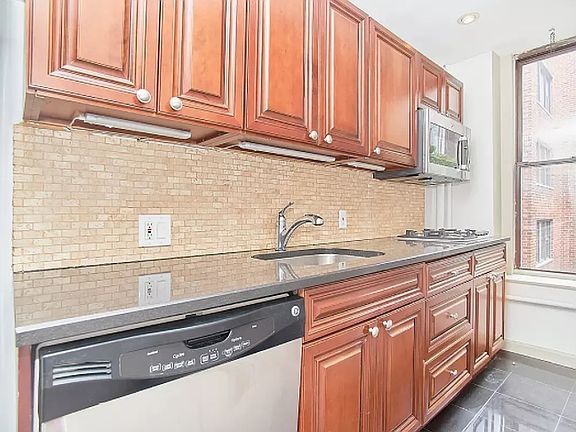 3rd image of 152 E 22nd St #6X