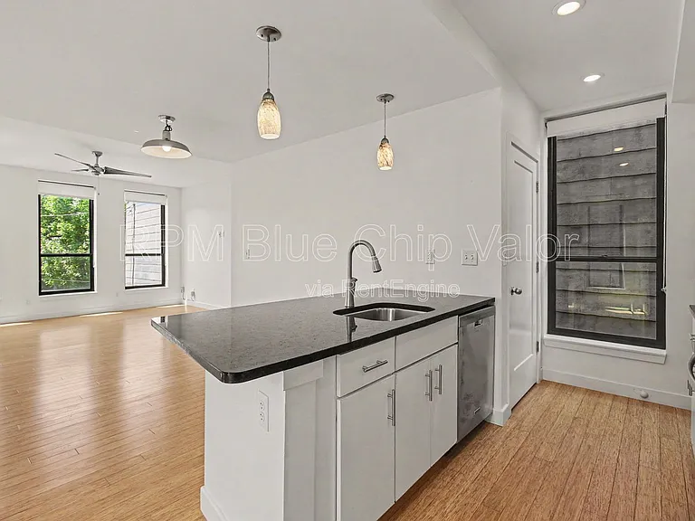 432 Liberty Hl #A — Photo 12