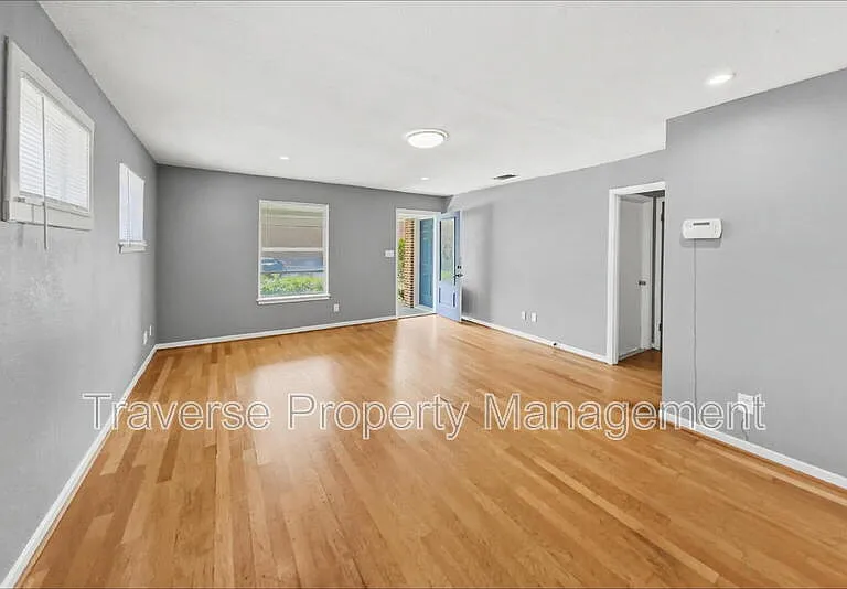 304 S Waco St — Photo 6