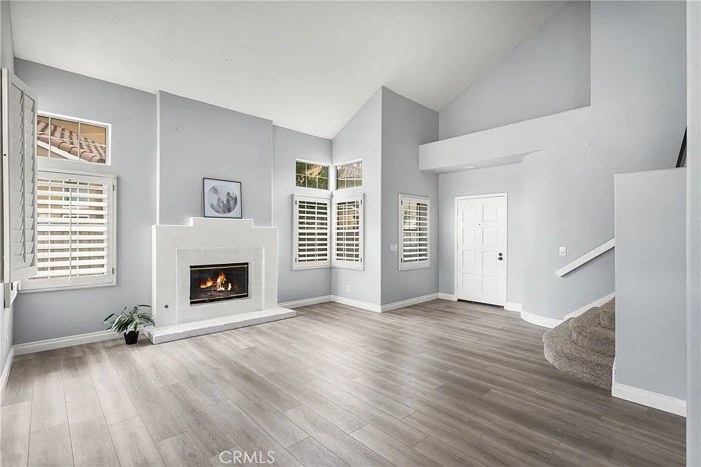4 bed, 2.5 bath, 2544 sqft, $6,250 — Photo 2