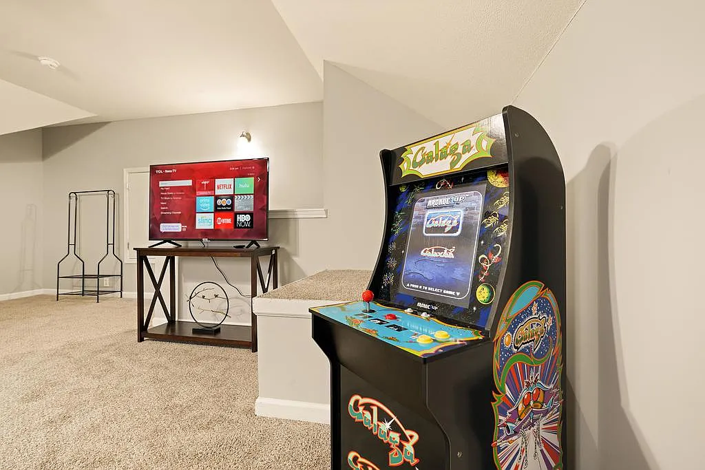 4 bed, $3,302 — Photo 1