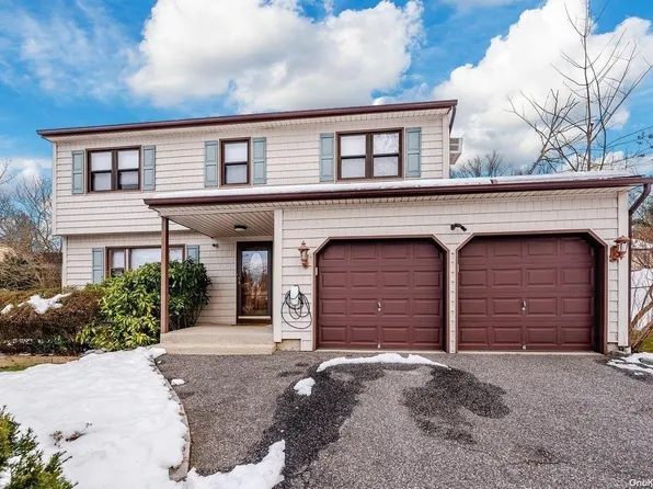 10 Kantor Avenue, Dix Hills, NY 11746