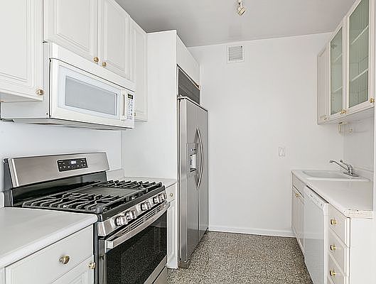 4th image of 201 W 72nd St APT 17H