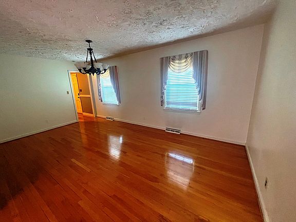 5th image of 282 Starmont Blvd
