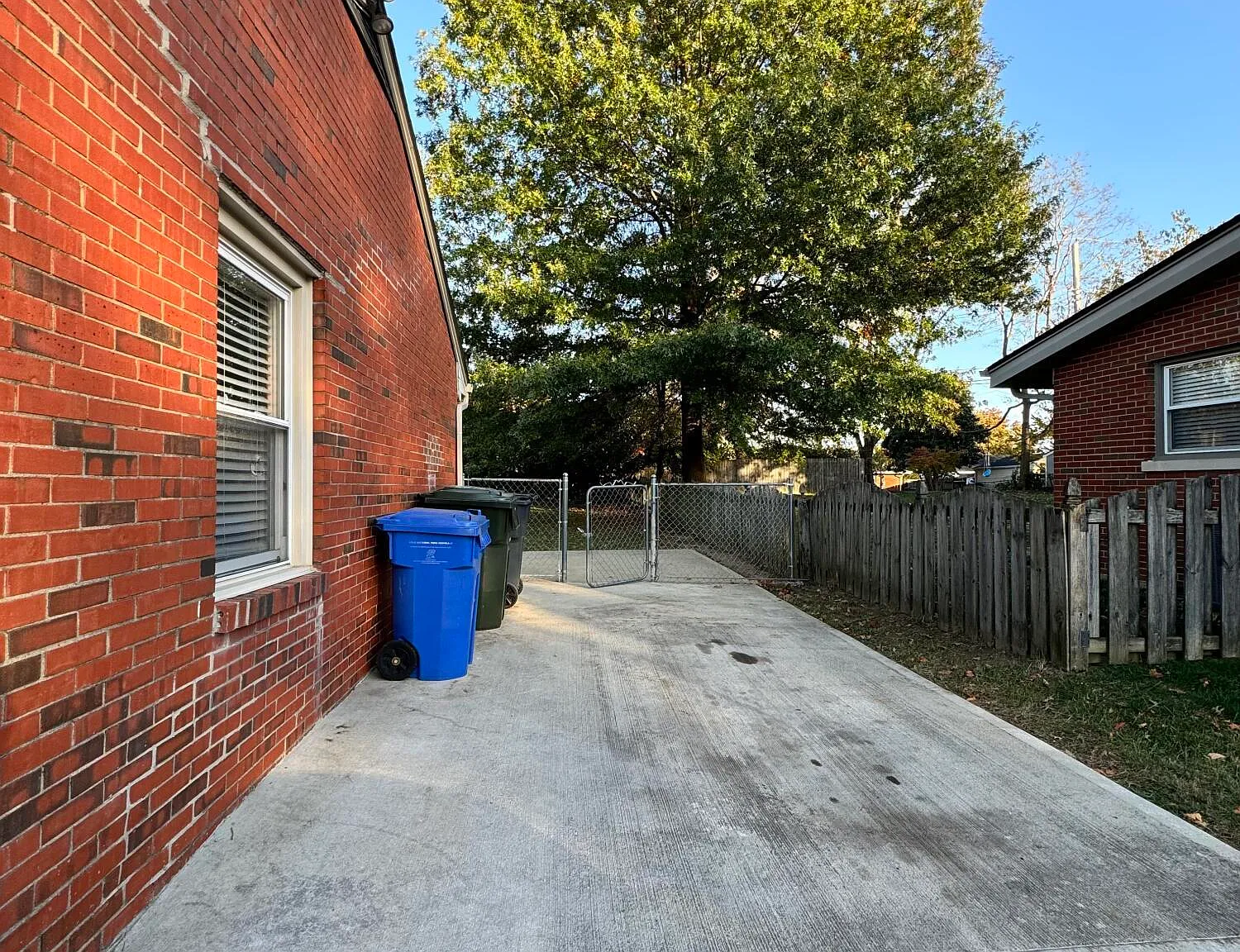 3 bed, 2.0 bath, 1050 sqft, $1,749 — Photo 3