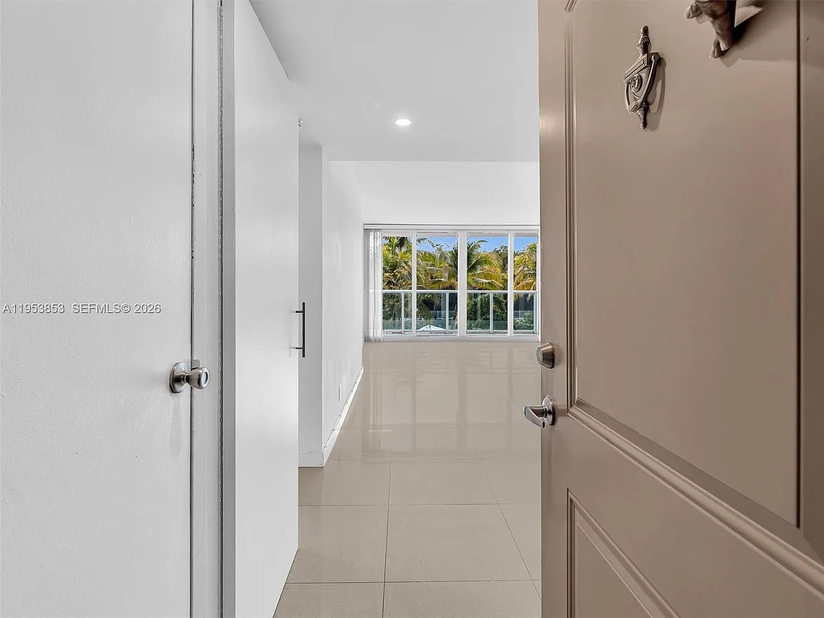 Building Photo - 100 Bayview Dr #223