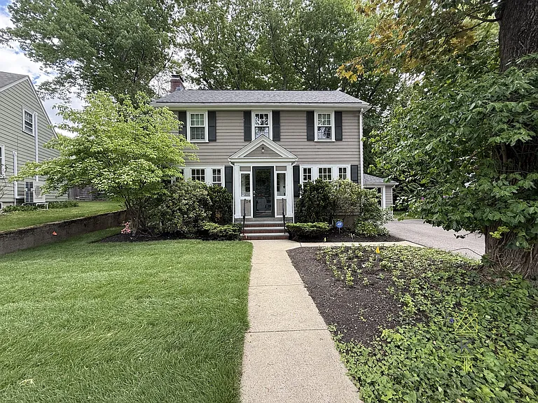 24 Beverly Rd — Photo 2