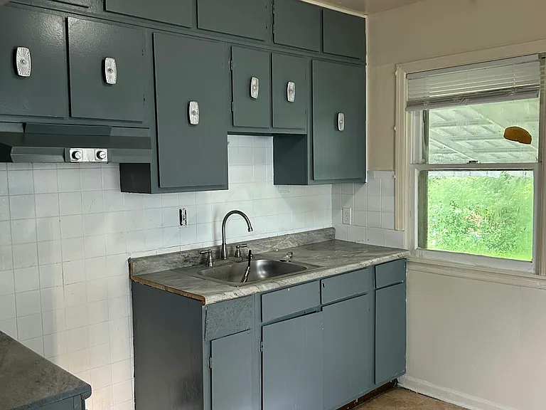 4608 Saint James Ave — Photo 4