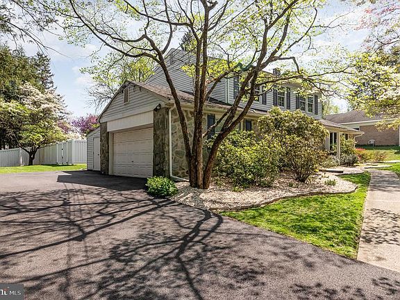 3rd image of 70 Eastgate Dr