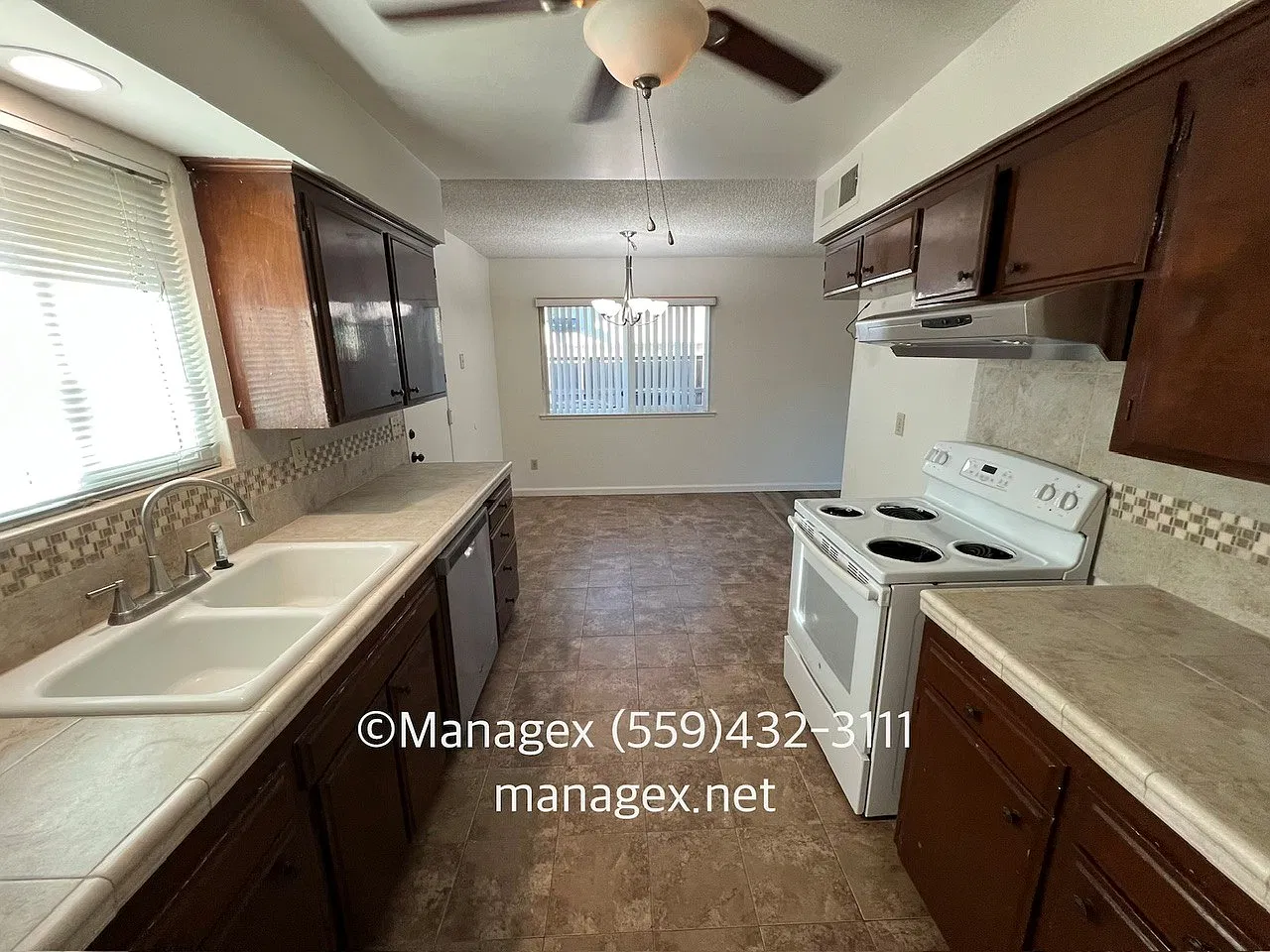 1260 W Dyer Ave — Photo 4