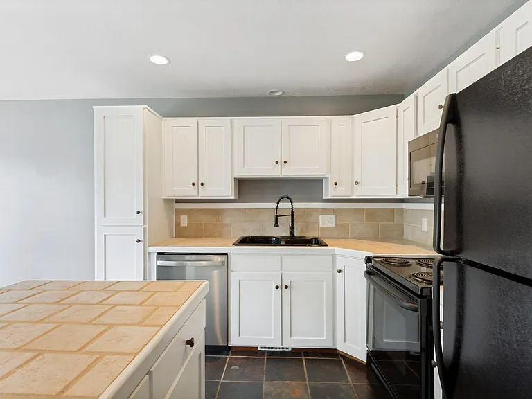 1137 E Holmes Creek Ln — Photo 6
