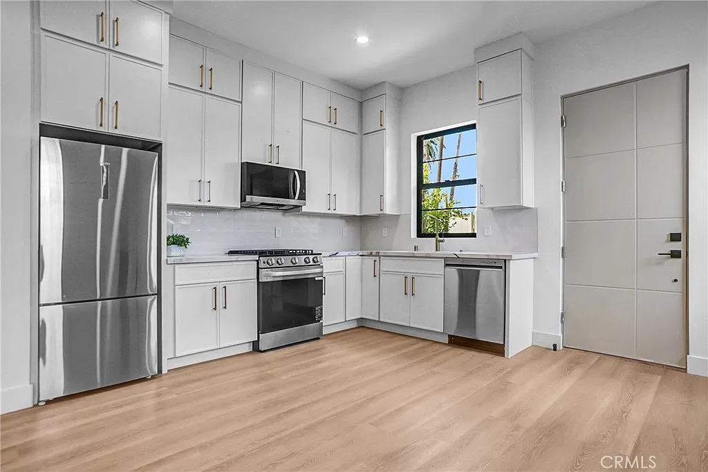 2 bed, 1000 sqft, $3,299 — Photo 3