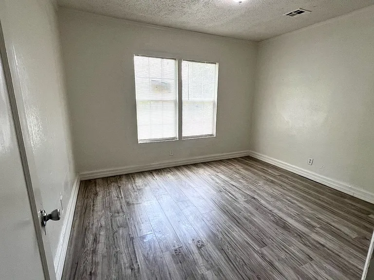 2240 NE 20th St — Photo 31