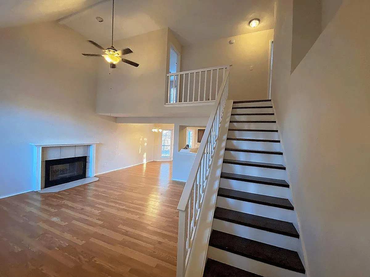 2709 Thunderbird Dr — Photo 4