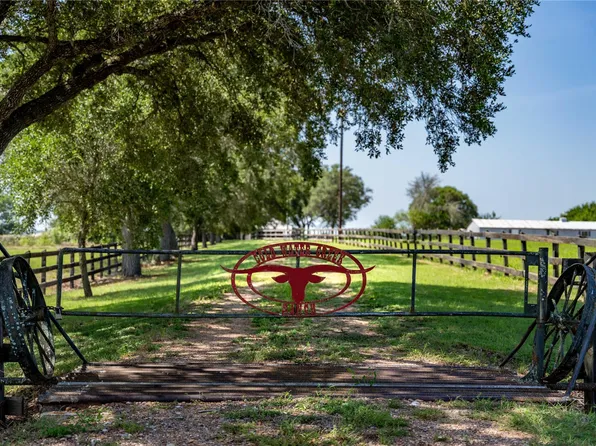 4038 Farek Loth Rd, Schulenburg, TX 78956