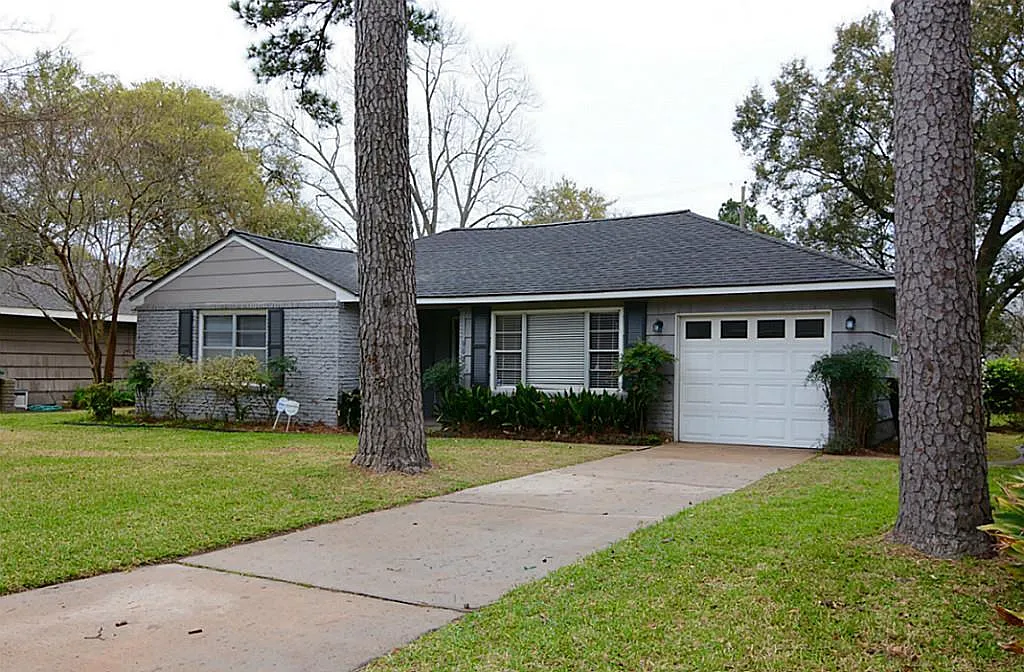 3 bed, 1.5 bath, 1304 sqft, $2,000 — Photo 1