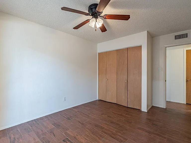 239 E Erie Dr — Photo 24