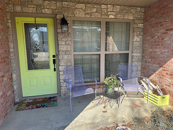 3rd image of 210 Oak Creek Dr