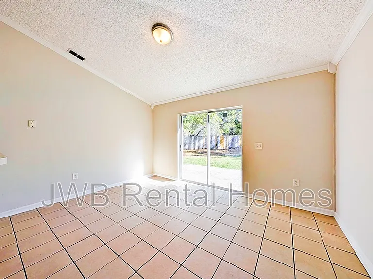 8227 Oak Crossing Dr W — Photo 4