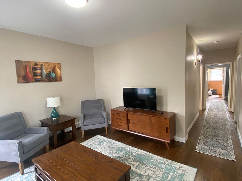 1st image of 8 Wisteria St #2