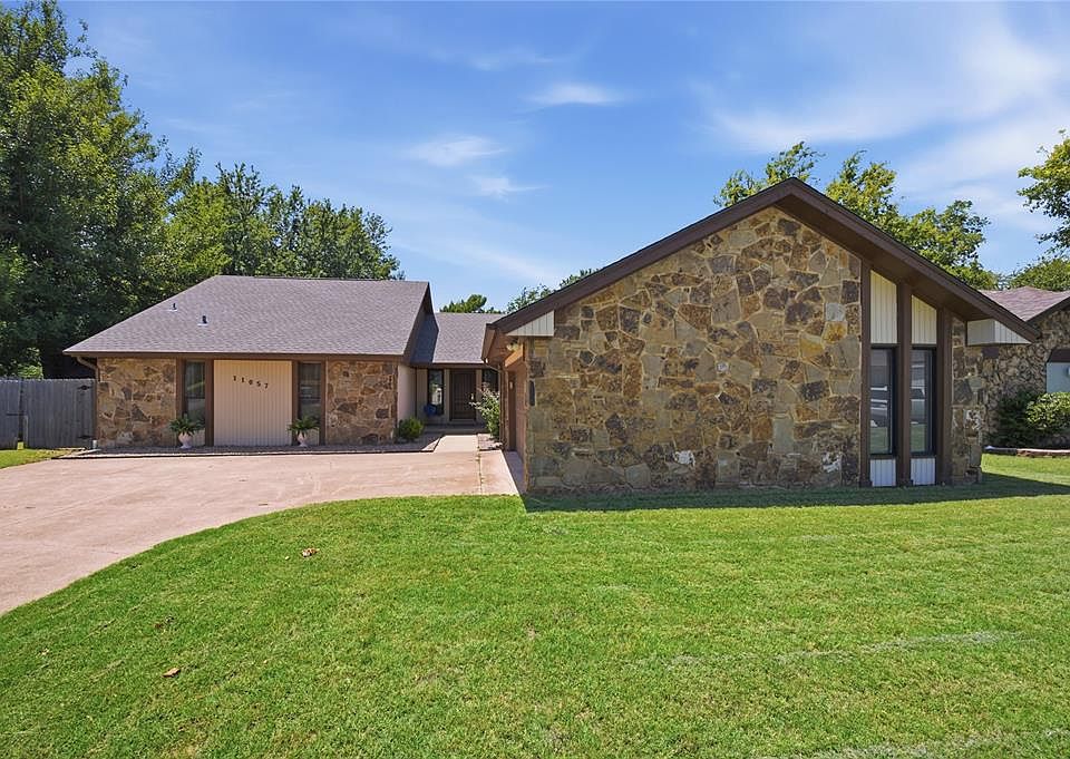 1st image of 11057 W Country Dr