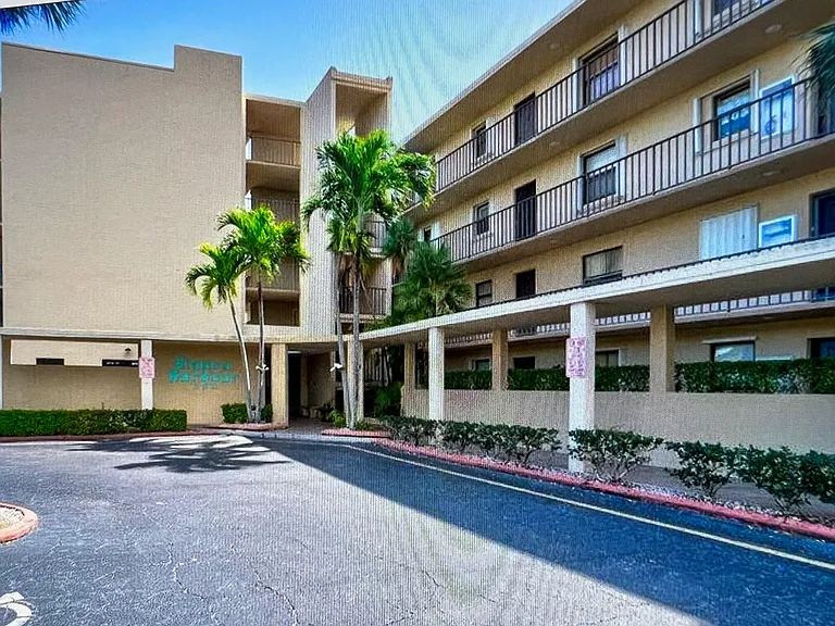 890 N Federal Hwy #102 — Photo 1