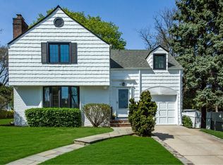 27 Normandy Ln, Manhasset, NY 11030