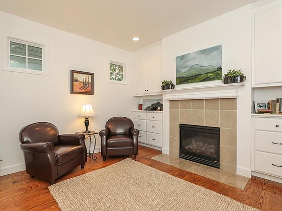 5th image of 940 College Ave
