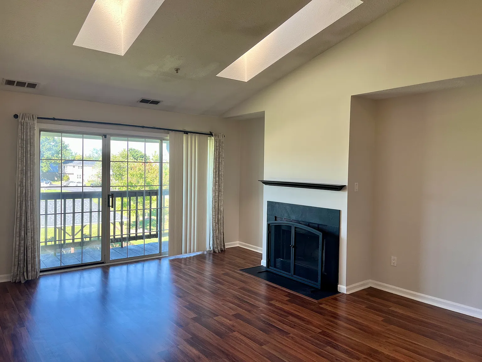 2 bed, 1169 sqft, $1,600 — Photo 2