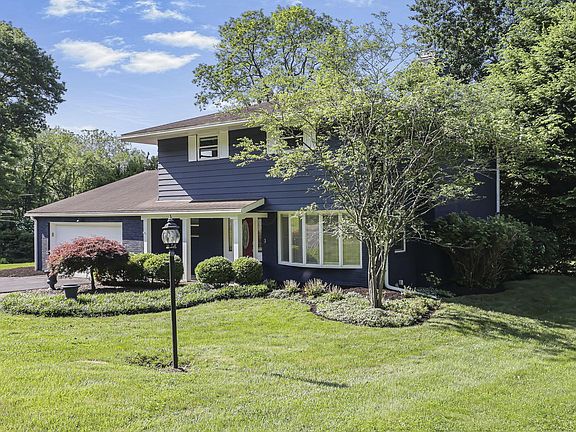 3rd image of 51 Edgewood Dr