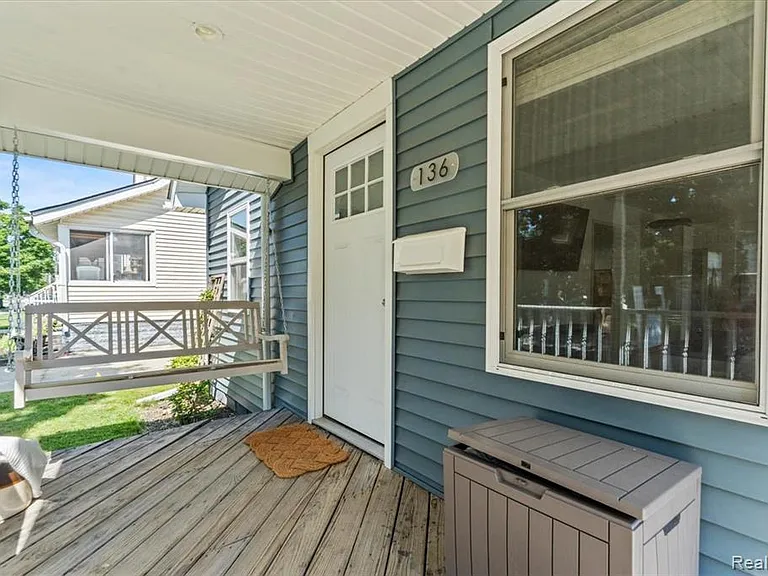 136 W Mapledale Ave — Photo 3